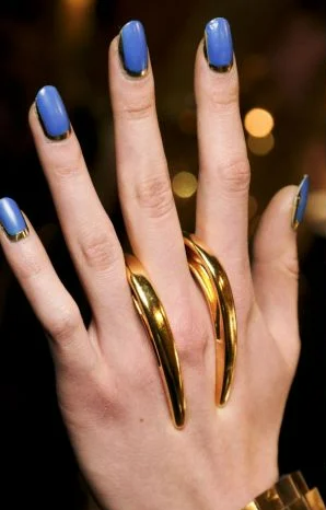 Imagem Com Border Nails Dourada Com Base Azul Vibrante