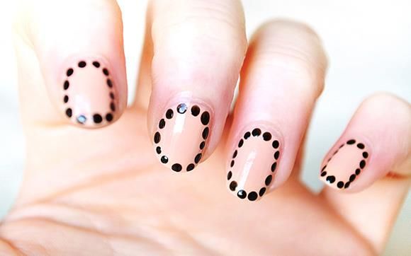 Imagem Com Border Nails Preta Com Efeito Transparente E Bolinhas Pretas