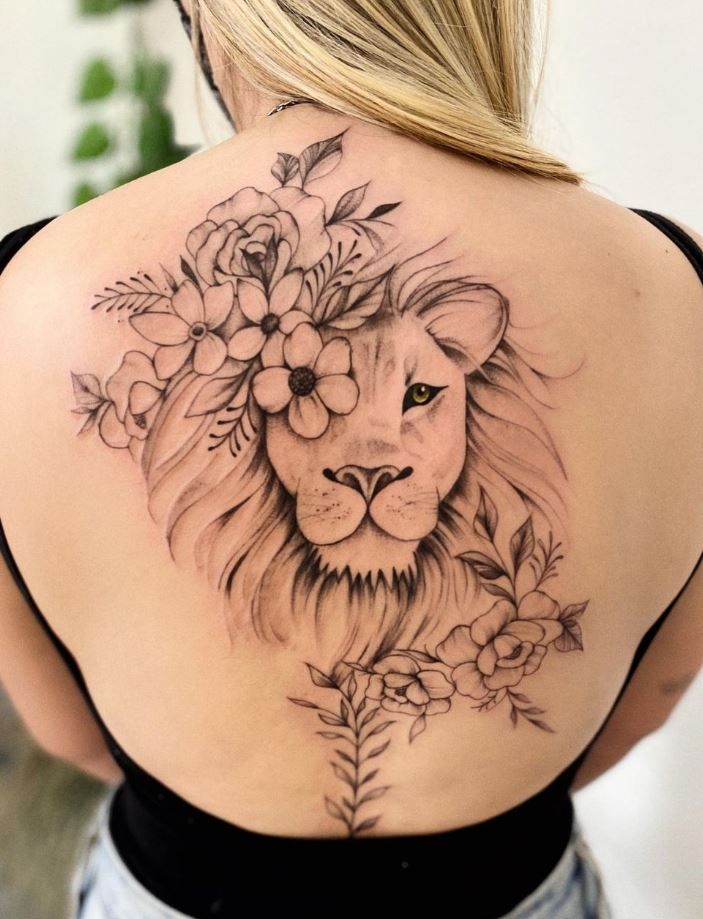 Imagem com tatuagem de flor nas costas e leão
