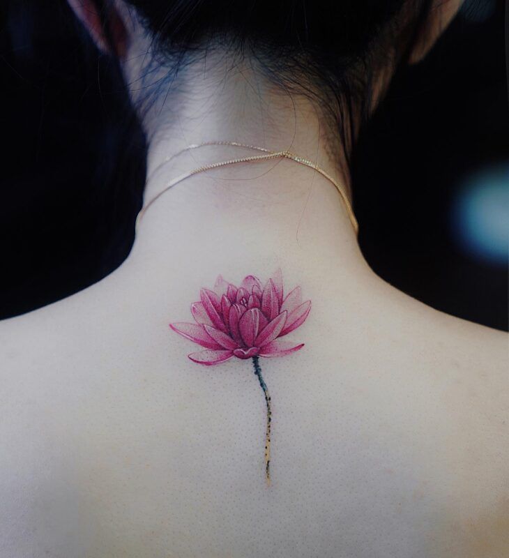 Imagem com tatuagem de flor nas costas colorida