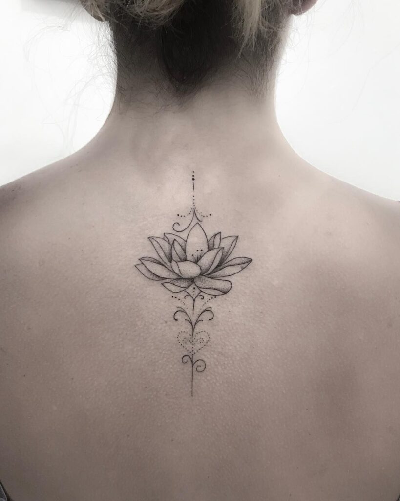 Imagem Com Tatuagem De Flor Nas Costas De Traços Finos