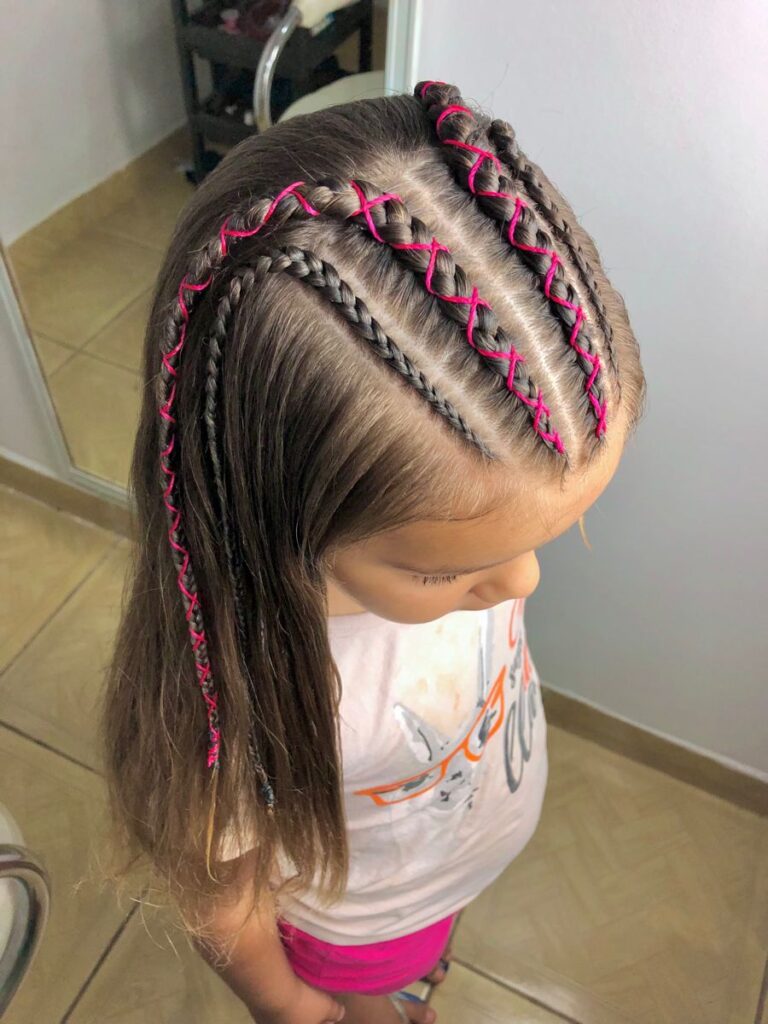 Imagem com 4 tranças embutidas na raiz de cabelo liso infantil