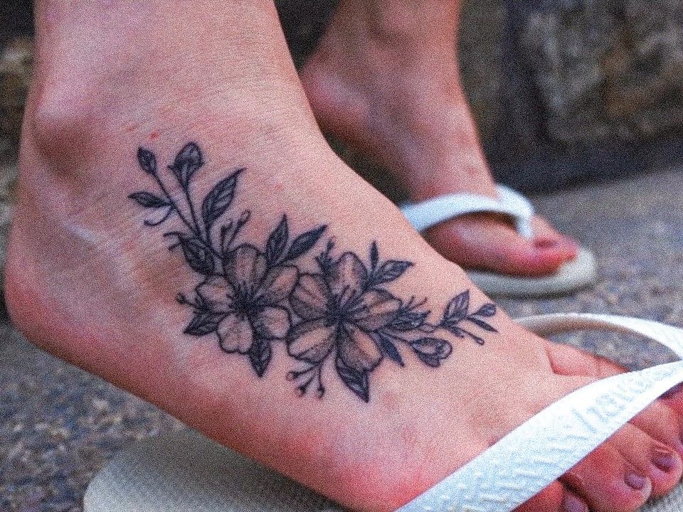 Imagem Com Tatuagem De Flor No Pé