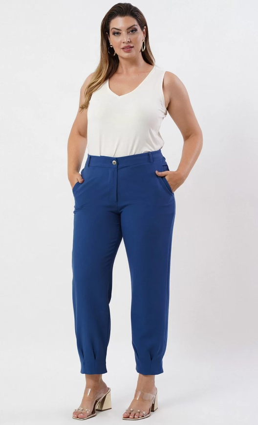 Calças plus size social com pregas azul