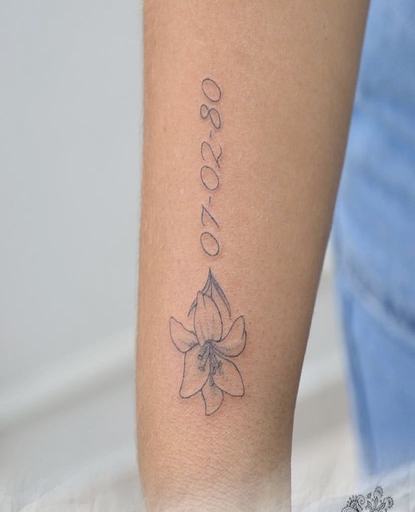 Imagem Com Tatuagem De Data Com Flor