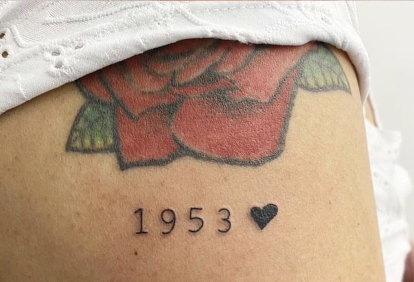 Imagem Com Tatuagem De Data Pequena