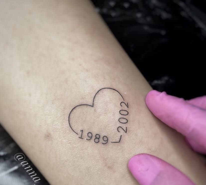 Imagem Com Tatuagem De Datas Ligadas Por Coração